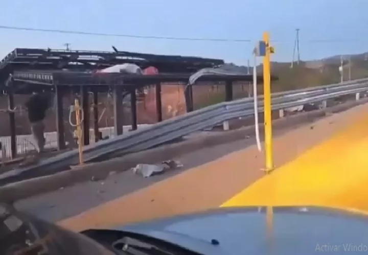 - Desconocidos destruyeron este sábado con explosivos un peaje en construcción en la Vía Panamericana, entre las ciudades de Popayán (Cauca) y Cali (Valle del Cauca), donde el viernes se realizó la investidura del nuevo presidente de Colombia, Abelardo de la Espriella, en un acto que por primera vez se hizo fuera de Bogotá. Foto. EFE