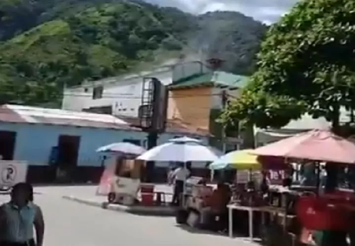 En un video publicado por la gobernadora se ve el humo que sale de una de las fachadas de la alcaldía, mientras que en otros se escuchan algunos disparos al aire. Foto. @AdrianaMatizTol 