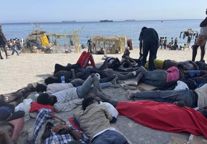 Numerosos inmigrantes permanecen en la playa del Trampolín que se ha transformado en un asentamiento desde la entrada masiva registrada el 30 de julio en la ciudad española de Ceuta, fronteriza con Marruecos. Foto. EFE