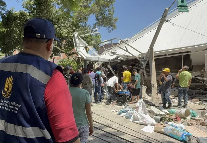 Integrantes de la Secretaría de Gestión del Riesgo de Cali y civiles buscan sobrevivientes en un edificio destruido por el terremoto de magnitud 7,4 que sacudió buena parte del territorio nacional, este lunes en Cali (Colombia). Foto. EFE