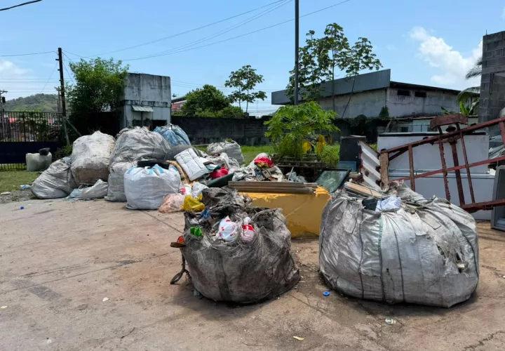En el lugar fue constatada una considerable acumulación de desechos a cielo abiertoEn el lugar también fue constatada una considerable acumulación de desechos a cielo abierto.
