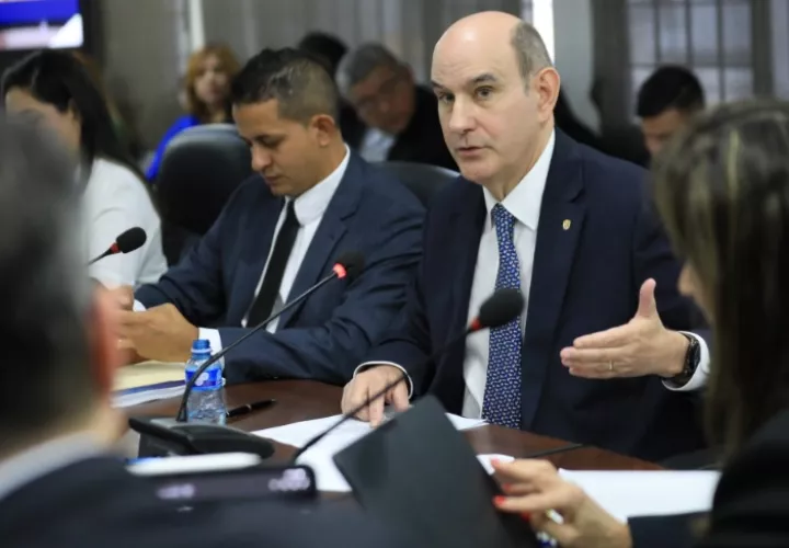 El ministro de Economía y Finanzas, Felipe Chapman sustenta el presupuesto general de la Nación para el 2027. 