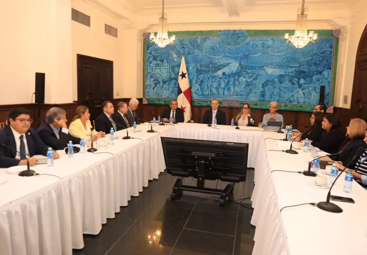 El Ejecutivo encabezado por el ministro de la Presidencia, Carlos Orillac presentó las reformas a los diputados.