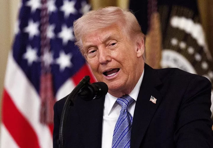Los hechos ocurrieron el pasado 8 de julio, al término de la cumbre de la OTAN en Ankara, cuando Trump abordó ante las cámaras el Air Force One para dirigirse al Reino Unido, aunque minutos después agentes del Servicio Secreto lo sacaron del avión por el lado opuesto. Foto. Archivo