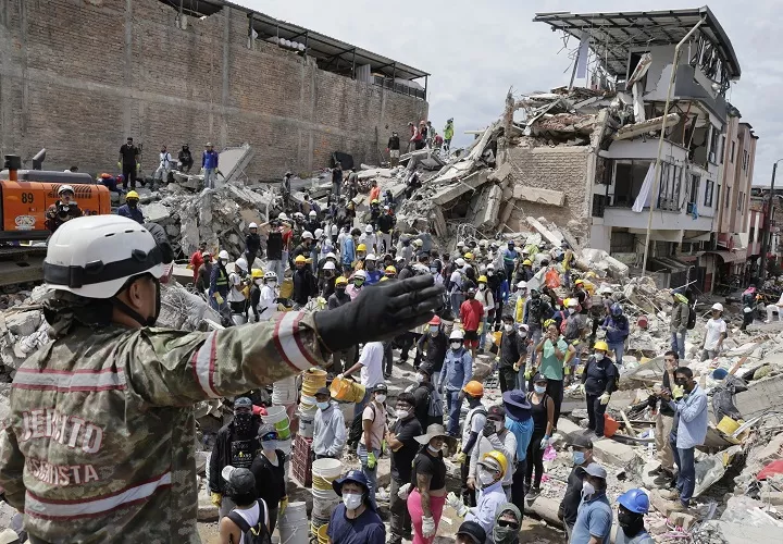 Una rescatista del Ejercito de Colombia da indicaciones a un grupo de voluntarios que realiza labores de búsqueda en edificaciones destruidas por el terremoto de magnitud 7,4. Foto. EFE