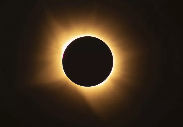 Vista del eclipse total de Sol, este miércoles desde el Observatorio Astronómico de Cantabria. Foto. EFE