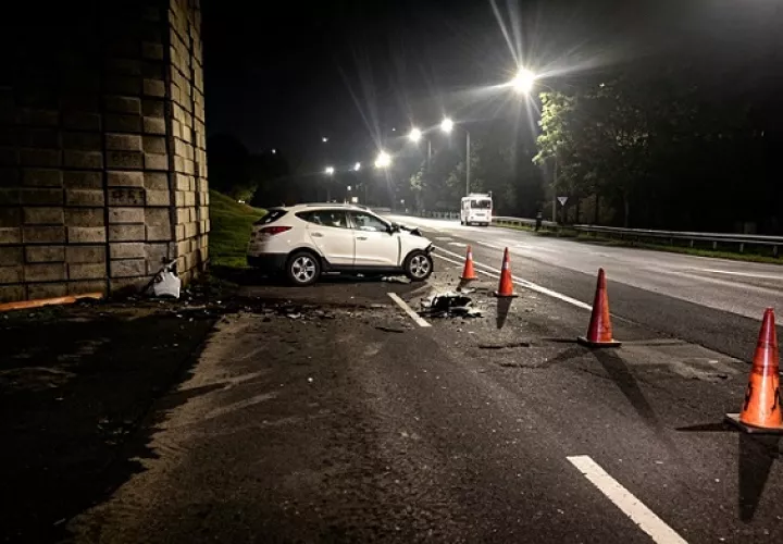 Se investiga si el hecho está relacionado con el exceso de velocidad.  /  Foto mejorada con IA