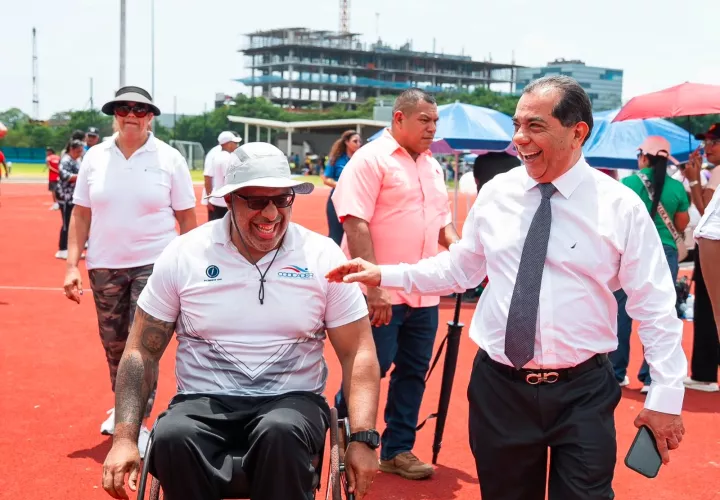  Vega conversó con directores, padres de familia y estudiantes, a quienes instó a continuar apoyando el talento y la disciplina deportiva. 