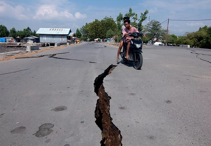 Horas después, otro terremoto de magnitud 6,9 sacudió este sábado la isla de Sumatra, al norte de Indonesia, informó el Servicio Geológico de Estados Unidos (USGS). Foto. EFE