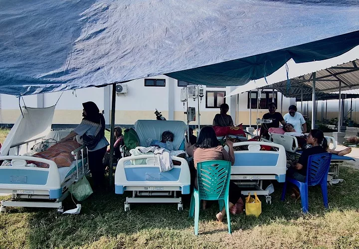 Un portavoz de la Agencia de Gestión de Desastres Local (BPBD, por sus siglas en indonesio), Oche Seko, indicó que los hospitales de la zona, entre ellos en la ciudad de Ende, han tenido que evacuar pacientes a las zonas exteriores y que "no tienen tiendas suficientes" en las que alojarlos. Foto. EFE