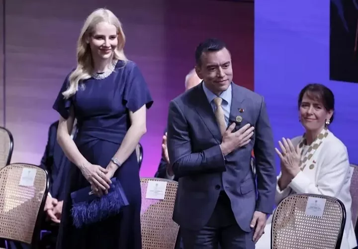 La primera dama de Ecuador, Lavinia Valbonesi,  fue sometida a una intervención de emergencia debido a una complicación durante su embarazo y que, "lamentablemente, el bebé falleció.
