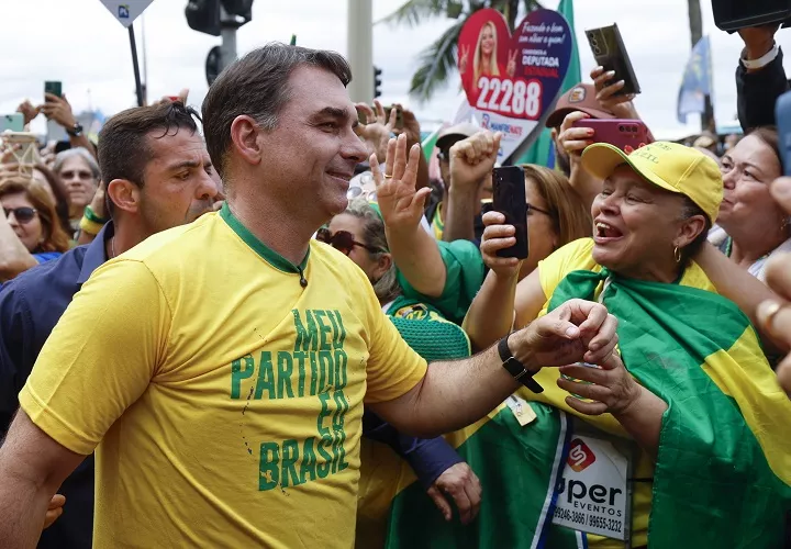 El senador Flávio Bolsonaro, compareció con un chaleco antibalas por debajo de una camiseta amarilla con el mensaje: "Mi partido es Brasil". Foto. EFE