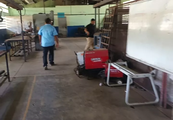 La familia educativa del IPT de Las Palmas en Veraguas exigen una pronta respuesta a sus peticiones. Foto. Melquíades Vásquez