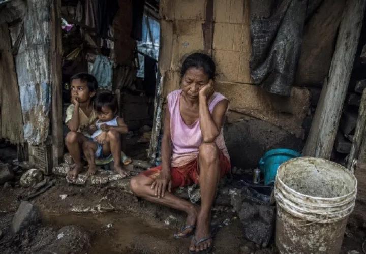 La comarca Emberá registró una disminución de 16 puntos porcentuales, seguida de Bocas del Toro, con una reducción de 9.9 puntos, y la comarca Ngäbe Buglé, con 7.9 puntos.
