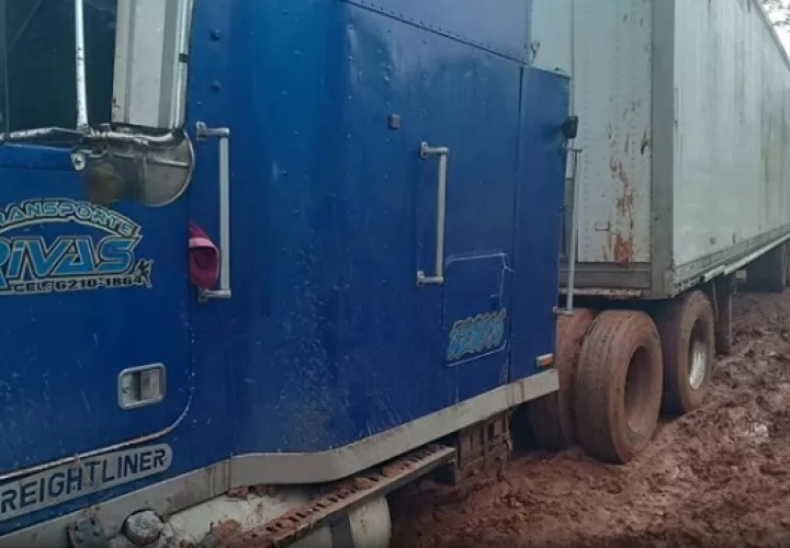El camión fue abandonado en un camino que pasa detrás del ingenio.  /  Captura de video: CoberturaAquiyAhora