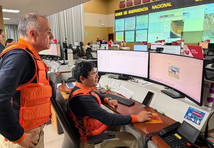 Luis Enrique Vásquez, jefe del Instituto Nacional de Defensa Civil de Perú (Indeci), monitorea la situación generada por el terremoto en Ayacucho. Foto. @indeciperu