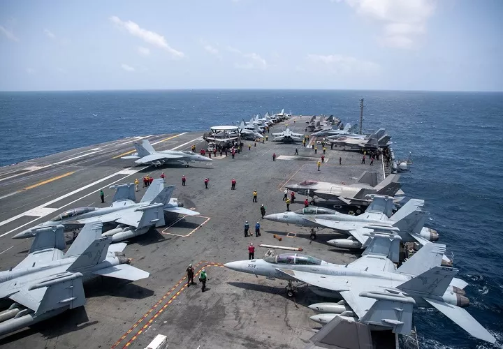 Los tripulantes del USS George Washington trabajaban en la cubierta de vuelo mientras el navío se desplazaba por el mar Arábigo. Foto. @CENTCOM