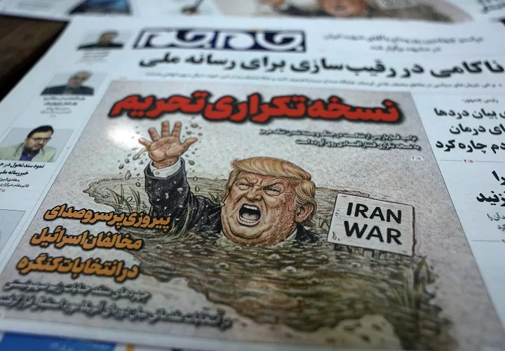 Copias del diario iraní 'Jame-Jam' con una caricatura del presidente de EE.UU., Donald Trump, y un titular en persa que dice 'Versión Duplicada de Sanciones' informando sobre la nueva amenaza económica contra Irán. Foto. EFE