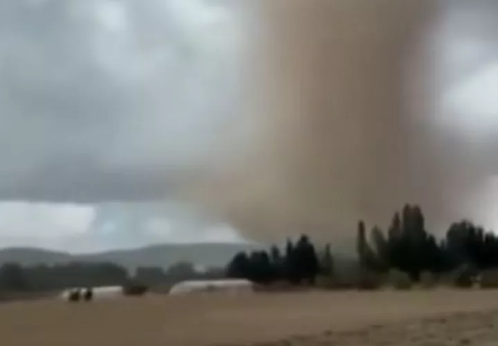 Más de 120 bomberos estaban movilizados sobre el terreno, apoyados de especialistas, y que se esperaban refuerzos de departamentos vecinos. Foto. Redes