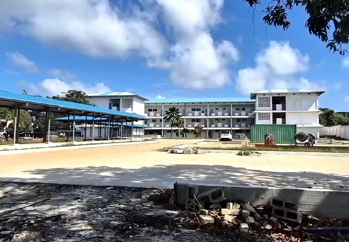 El personal docente advierte sobre las sofocantes temperaturas que se sufren dentro de los modulares, afectando la salud y el rendimiento de la comunidad educativa. Foto. Thays Domínguez
