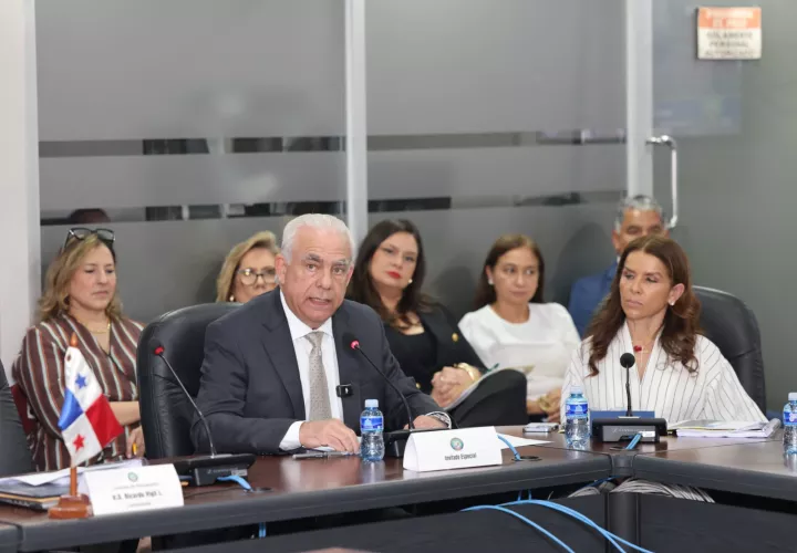 El ministro del Mida, Roberto Linares, compareció hoy a la Asamblea Nacional de Diputados donde presentó su presupuesto del 2027, de los cuales B/.130,655,700 corresponden a inversión, mientras que otros B/.78,649,780 serían destinados al funcionamiento de la institución.