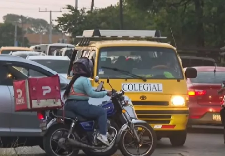 El reclamo de los residentes es sencillo: si se sabía que miles de personas llegarían al estadio durante varios días, había que preparar un plan de movilidad para no convertir la entrega de las tarjetas en un dolor de cabeza para todo el distrito.