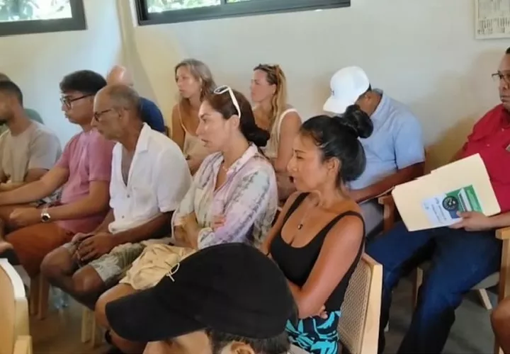 Julio Mateo, representante de la Cámara de Turismo, explicó que la interrupción del fluido eléctrico afecta directamente la cadena de frío, provocando la pérdida de mercancías, alimentos y la producción almacenada por los pescadores artesanales. Foto. Melquíades Váquez