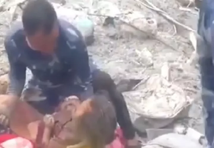 Una niña de seis años fue rescatada con vida este sábado en Timure, en el norte de Nepal, casi 60 horas después de quedar atrapada bajo los restos arrastrados por la riada.