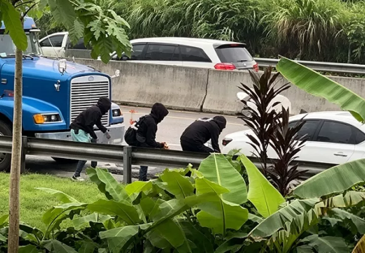 Los sospechosos sometieron al conductor con un arma de fuego.  /   Captura de video mejorada con IA