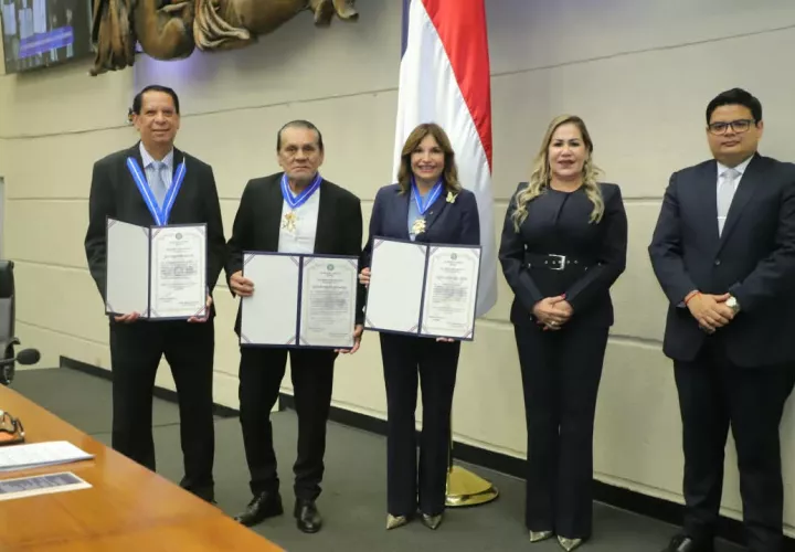 La Primera Dama, el abogado y docente José Rigoberto Acevedo y el excampeón mundial de boxeo Roberto “Mano de Piedra” Durán recibieron la Medalla Justo Arosemena durante la conmemoración de los 120 años de la Asamblea Nacional.