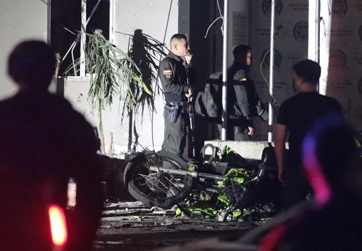 Policías e investigadores inspeccionan la estación de policía luego de que un coche bomba fuera detonado la noche de este martes en Los Patios (Colombia).  Foto. EFE