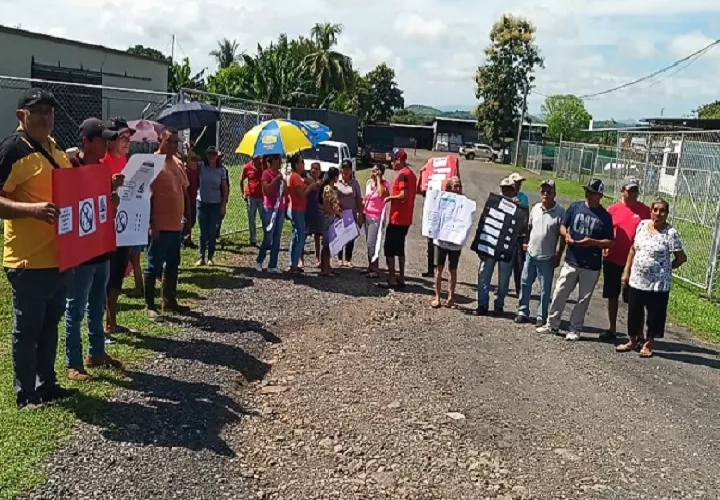 Los vecinos reiteraron que no darán tregua hasta que se erradiquen las plagas o se apliquen las sanciones correspondientes. Foto. Melquíades Vásquez