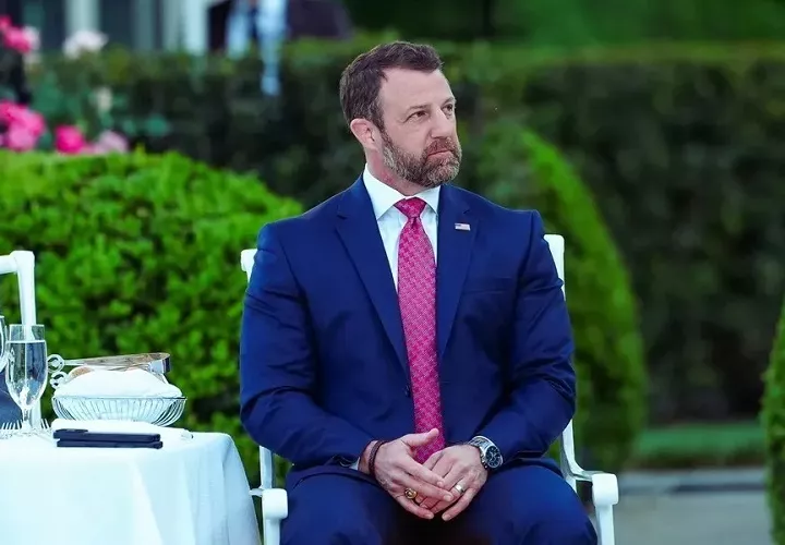 En una entrevista con la cadena Fox News, el secretario de Seguridad Nacional de Estados Unidos, Markwayne Mullin, alabó la destreza de los "fenomenales" aviadores de la Guardia Costera. Foto. EFE