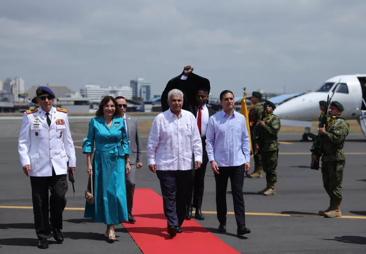 Mulino arribó a la Base Aérea Simón Bolívar acompañado por la primera dama, Maricel de Mulino; el canciller Javier Martínez-Acha; el ministro de Comercio e Industrias, Julio Moltó; y Jorge Vallarino, en representación de la Autoridad del Canal de Panamá.