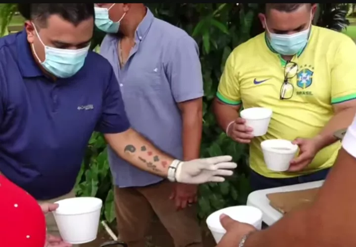 En el parque central del campus, colaboradores administrativos y docentes se han organizado durante los últimos días para preparar alimentos y compartirlos entre quienes atraviesan dificultades económicas por el retraso en el pago.