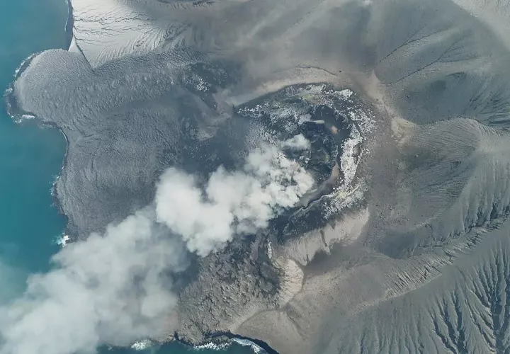 Indonesia, archipiélago formado por unas 17.000 islas, se asienta sobre el llamado 'Anillo de Fuego del Pacífico', una zona de gran actividad sísmica y volcánica que es sacudida cada año por unos 7,000 temblores, la mayoría de magnitud moderada. Foto. EFE
