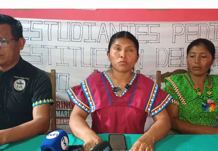 Los manifestantes remarcaron que su intención no es paralizar las clases, sino asegurar el funcionamiento adecuado del plantel y evitar que una disputa administrativa termine perjudicando el acceso a la educación superior en la comarca Ngäbe-Buglé. Foto. Melquíades Vásquez