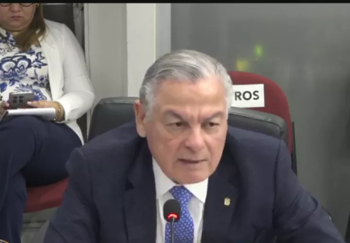 El contralor Anel Flores también fue consultado sobre la gestión de su antecesor, Gerardo Solís, y afirmó que hasta el momento no ha encontrado indicios de que haya cometido algún error durante su administración.