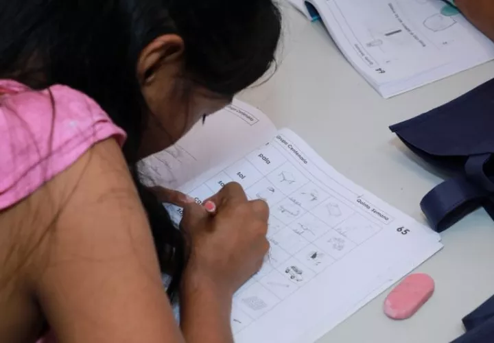 Aprender a leer una dirección, escribir el propio nombre o entender un documento puede parecer algo cotidiano, pero para miles de panameños sigue siendo una meta pendiente.
