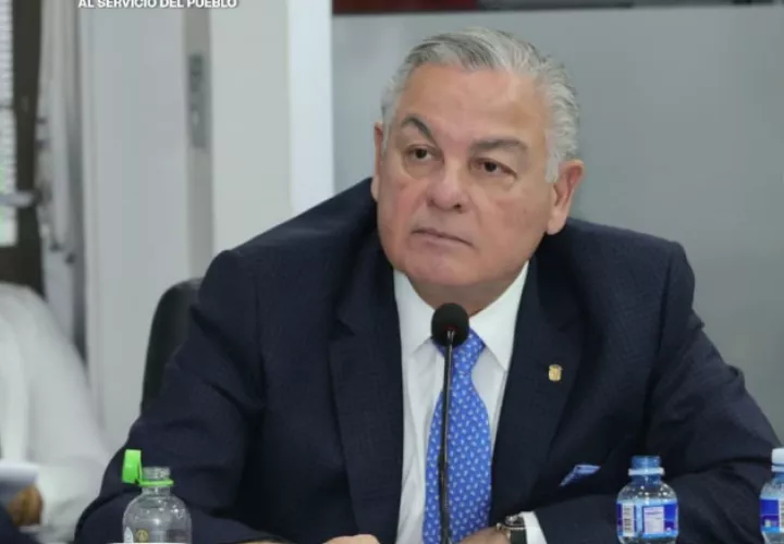 El contralor cuestionó que se continúen comprando unidades mientras otras permanecen abandonadas o fuera de servicio.