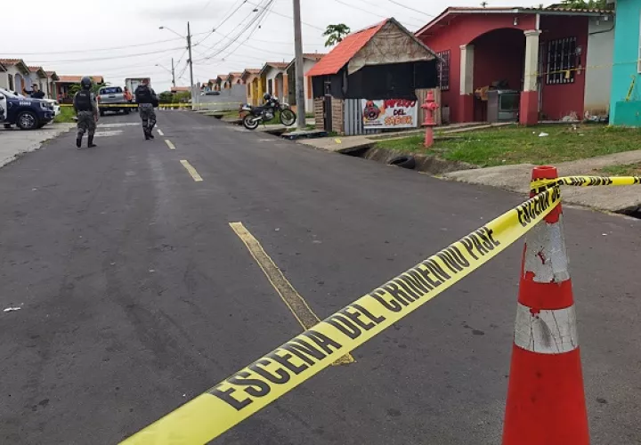 El cadáver de la víctima fue ubicado por la Policía Nacional patio trasero de la vivienda.  /  Foto: Eric Montengro