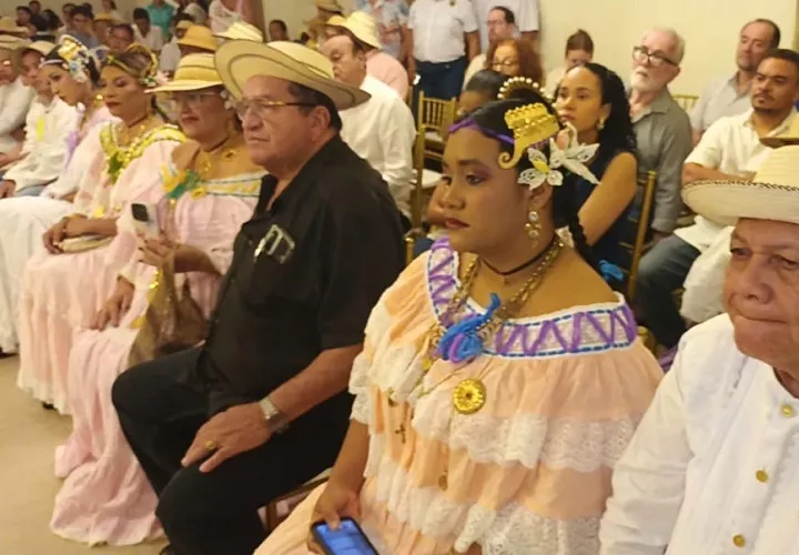 El investigador de la indumentaria panameña, Eduardo Alberto Cano Espino, destacó que las polleras veragüenses antiguas llegaron a ser conocidas fuera de Panamá y poseen un valor incalculable. Foto. Melquíades Vásquez