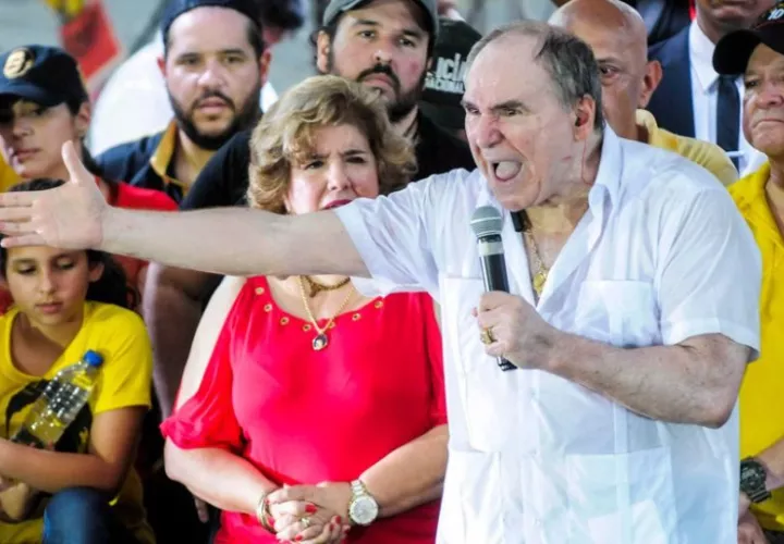 Los jueces ordenaron que Abdalá Bucaram y su hijo paguen una multa de unos 9,640 dólares. Foto. EFE