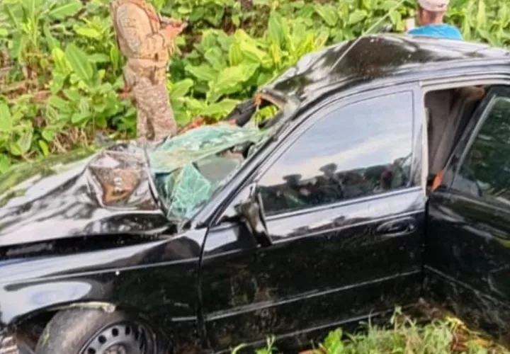 Sedán queda destrozado tras accidente.