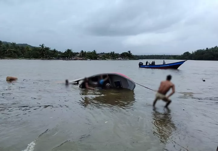 El bote fue remolcado a la orilla de la playa.  /  Foto: Senan