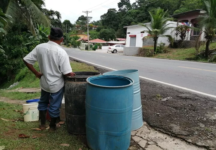 En el corregimiento de Burunga las líneas de conducción registran intervenciones y conexiones de agua no contabilizada, situaciones que le restan caudal y presión a la red. Foto. Eric Montenegro
