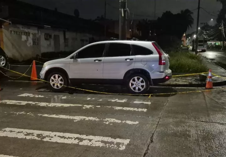 El vehículo fue alcanzado por varias balas que atravesaron la carrocería.  /  Foto: Diómedes Sánchez