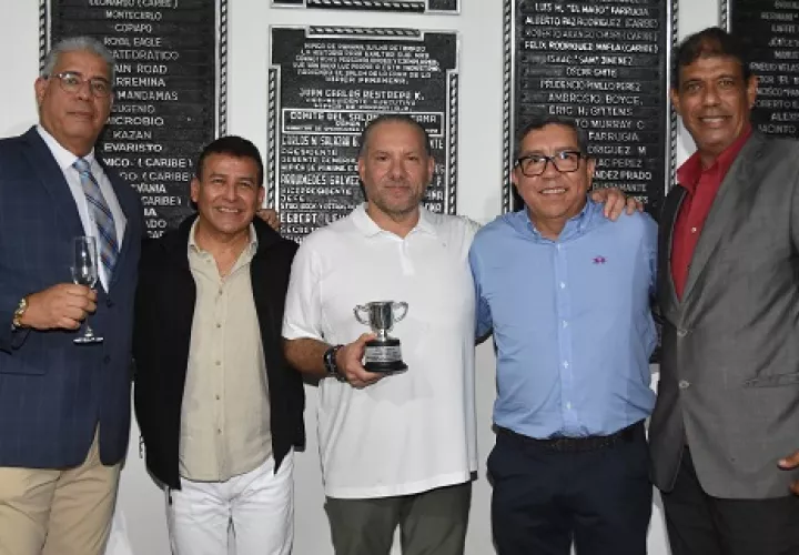 Finalizada la prueba se realizó la ceremonia de premiación, con la participación de la familia homenajeada. Foto: Boris Alberto Valdivieso