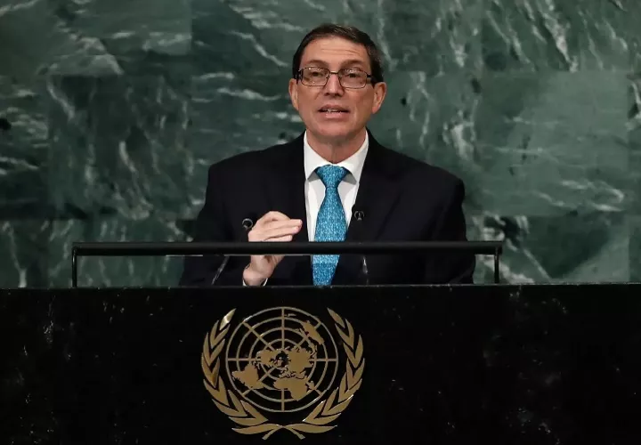 Bruno Rodríguez remarcó que “el único objetivo de impedir su llegada a Cuba es arreciar el castigo colectivo que el gobierno de EE.UU. está imponiendo al pueblo cubano”. Foto. EFE