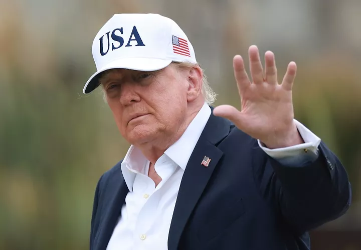 Donald Trump argumentó que su Administración "ha impedido que personas de la IA hagan cosas malas o potencialmente malas" y aseguró que ya existe un "enorme poder penal y regulatorio sobre estas empresas", por lo que no se necesita mayor regulación. Foto. EFE